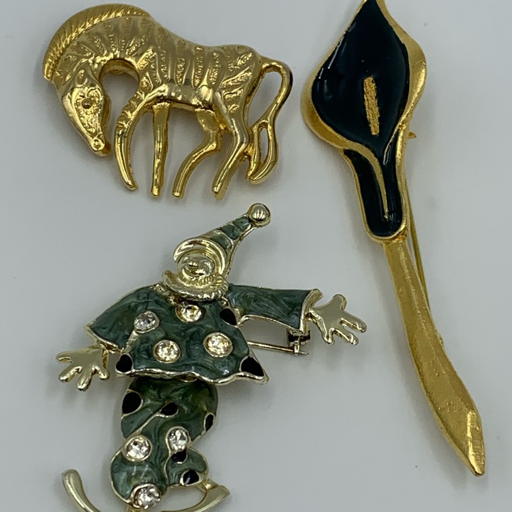 Golden color set of brooches